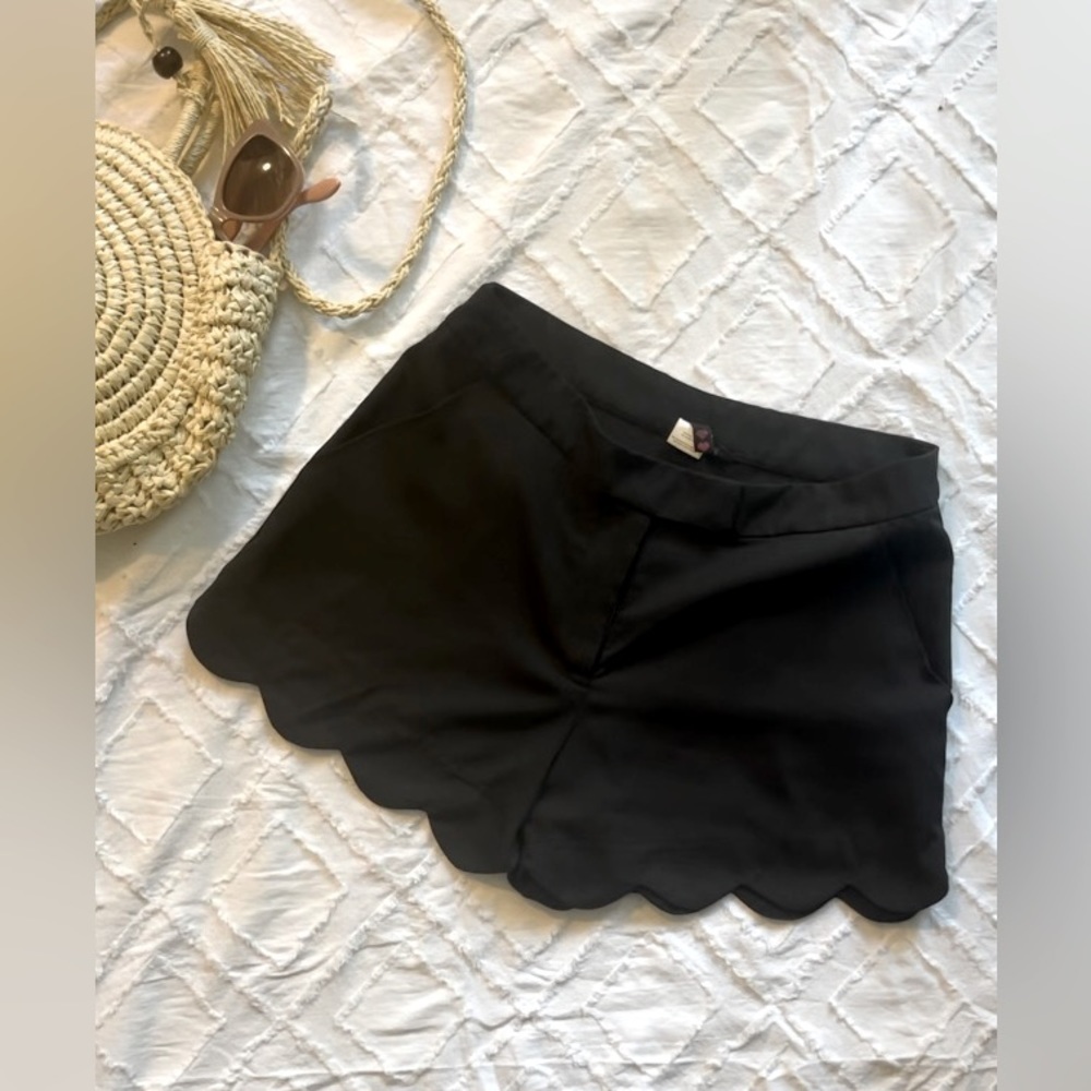 🖤 FLATTERING & FLIRTY black women’s shorts with stretch, size 3 - see video 🎥